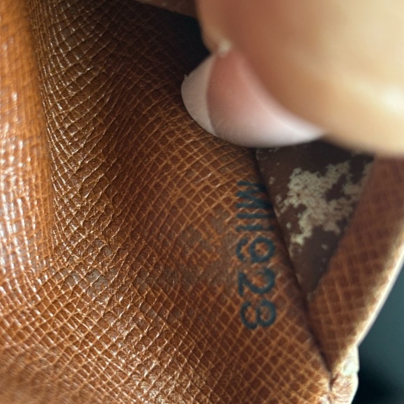 Authentic LV Wallet - Picture 3 of 10